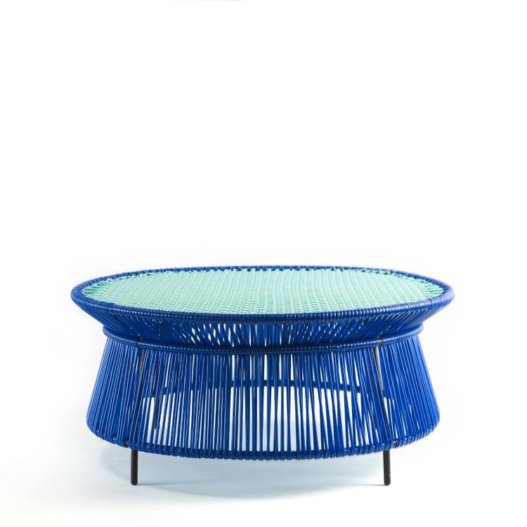 Blauer Caribe Beistelltisch niedrig von ames für den Outdoor-Bereich, geflochten und modern.